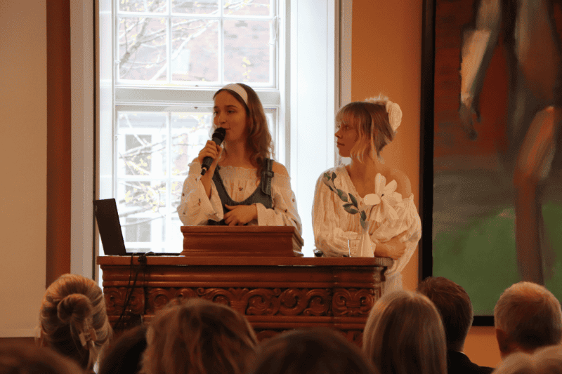Alma og Flora Freiesleben introducerer øvelsen