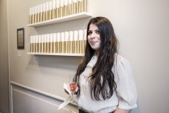 Designer Pia Bindra i udstillingen.