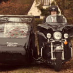 MC-bedemænd står for at køre rustvognsmotorcyklen