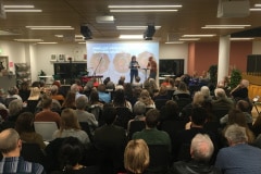 Forfatter Anne Lise Marstrand-Jørgensen fortæller om sin bog 'Sorgens grundstof' ved tema-aftenen om sorg på Odense Hovedbibliotek.