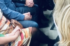 Der blev opfordret til at holde i hånd under fællessang, og det var der flere, der gjorde.