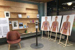Udstillingen 'De døde i vores liv' vist på Odense Hovedbibliotek.