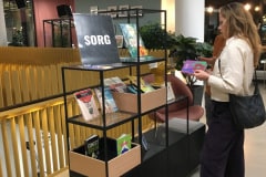Udstillingen 'De døde i vores liv' vist på Odense Hovedbibliotek.