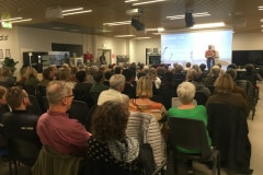 Ole Huld fra DR byder velkommen til tema-aftenen om sorg på Odense Hovedbibliotek.
