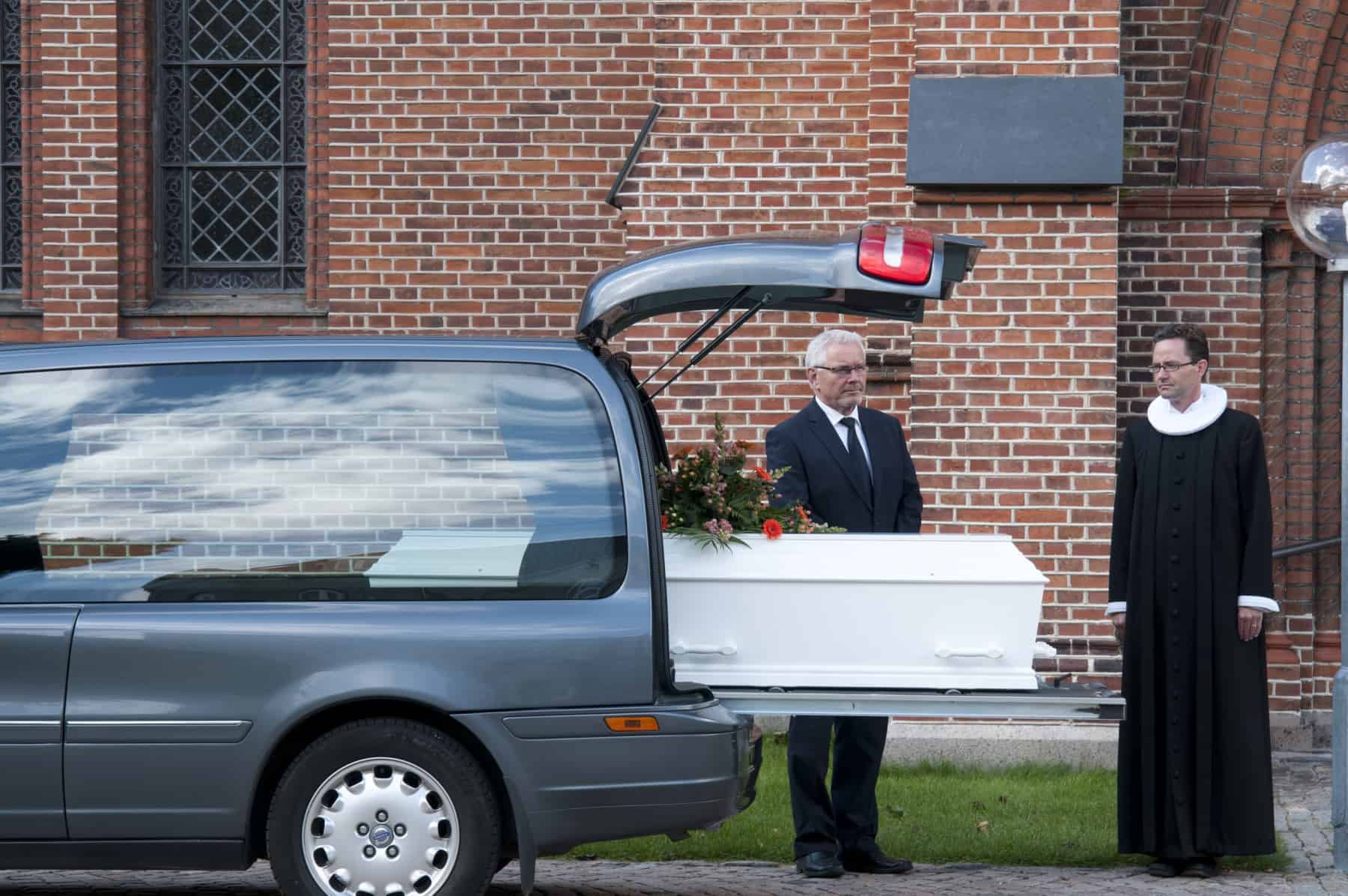 Rustvognen der fragter kisten til krematoriet
