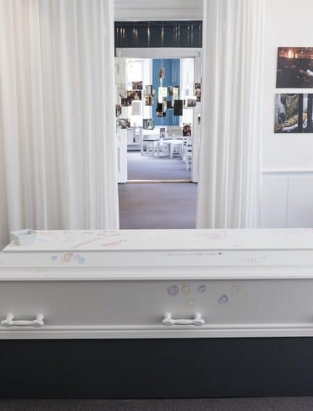 Temaet i dette rum er det sidste farvel og begravelsens ritualer. Her kan du se en kiste, en urne og en gravsten m.m.